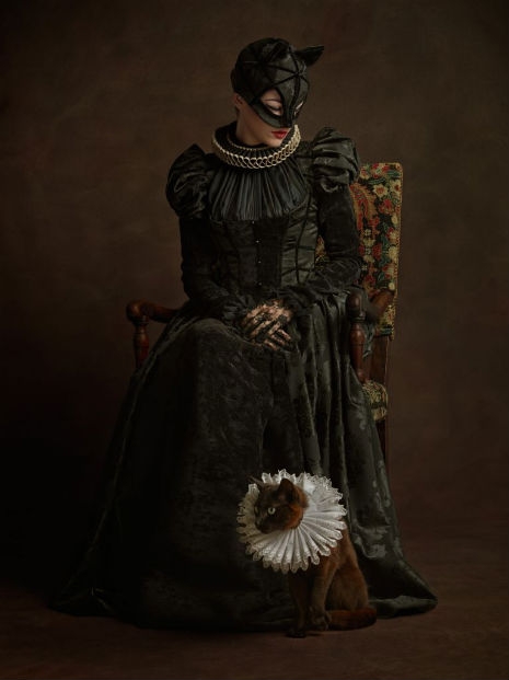 Superheroes and Supervillains Reimagined as 16th Century Aristocrats @Dangerous Minds Artes & contextos SuperHerosFlamands Catwoman RGB1998 014 465 621 int