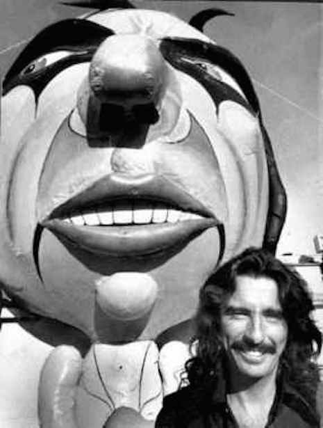 Alice Cooper and the giant Alice Cooper balloon, August 30, 1975