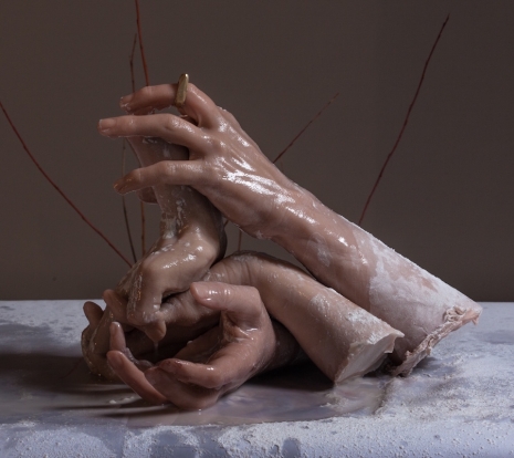 Fake human remains become horrifyingly realistic high-art - @Dangerous Minds Artes & contextos sitkinhandsw09eflaskdlasd09wefjasd 465 414 int