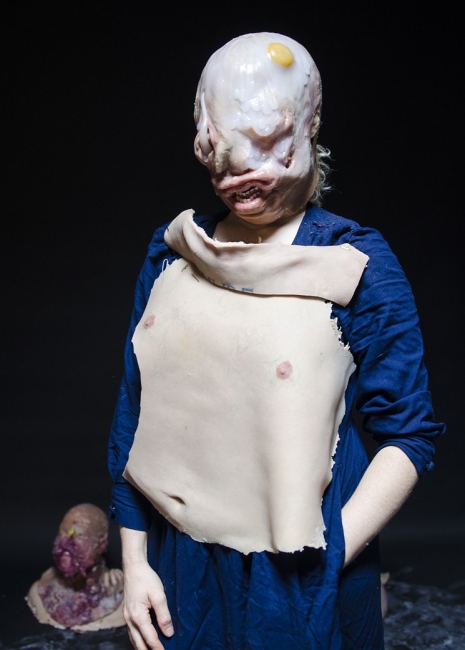 Fake human remains become horrifyingly realistic high-art - @Dangerous Minds Artes & contextos sitkinwearingercreationasdpwaefjalsjdk 465 650 int