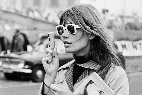 C’est formidable!: Francoise Hardy sings 11 songs while strolling through swingin’ London