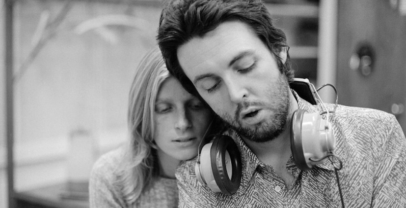 Moving (but fun) ‘lost’ home movie clip of Paul and Linda McCartney