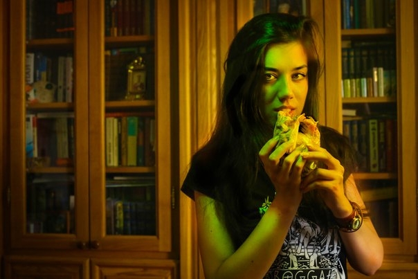 Pretty girls sexy-eating döner kebabs are the new ‘thing’ on Russian social media