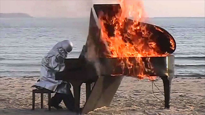 Jazz great Yōsuke Yamashita plays a burning piano