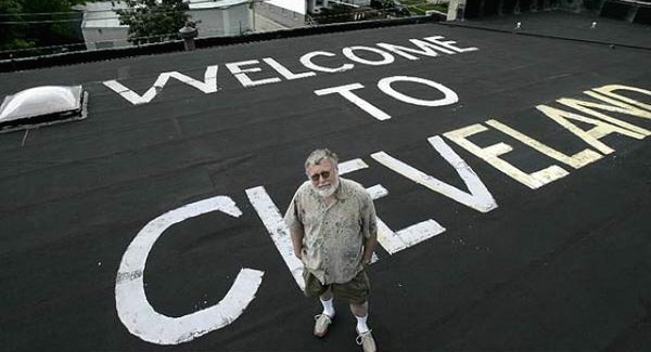 Milwaukee resident messes with airline passengers by painting ‘Welcome to Cleveland’ on his roof