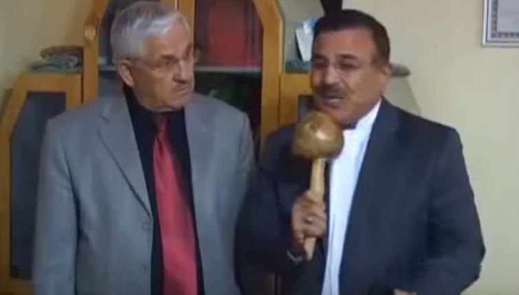 Turkish reporter confuses giant mushroom with microphone