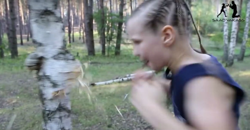 Incredible: Little girl boxes a tree like nobody’s business