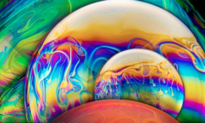 Soap bubbles become psychedelic works of art