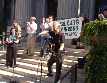 Billy Bragg makes surprise visit to union rally in Minnesota