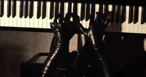 Catwoman plays Danny Elfman’s ‘Batman’ theme on piano