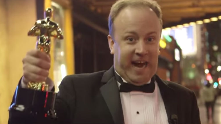 Tuxedo-wearing prankster uses fake Oscar to get free shit