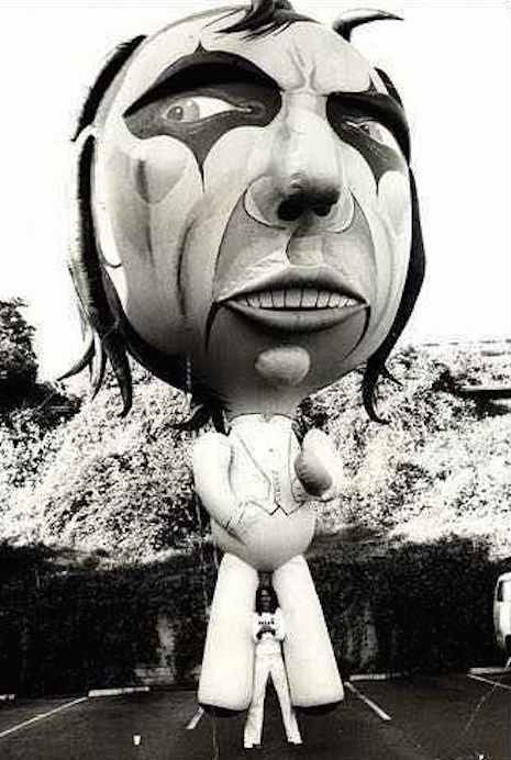 Alice Cooper and the massive 30-foot Alice Cooper balloon, 1975