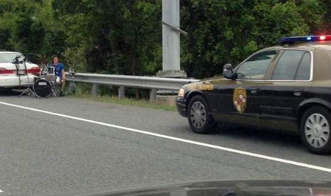 Dude runs out of gas, so he sets up a drum kit on Interstate 695