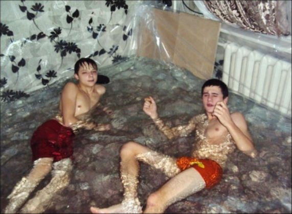 Russian teenagers build ‘swimming’ pool in living room